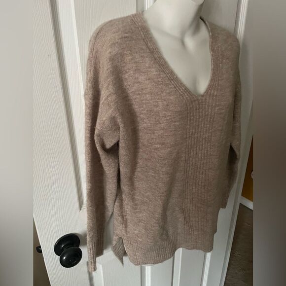 Lottie Women’s Tan V Neck Sweater Size S / M - Picture 2 of 7